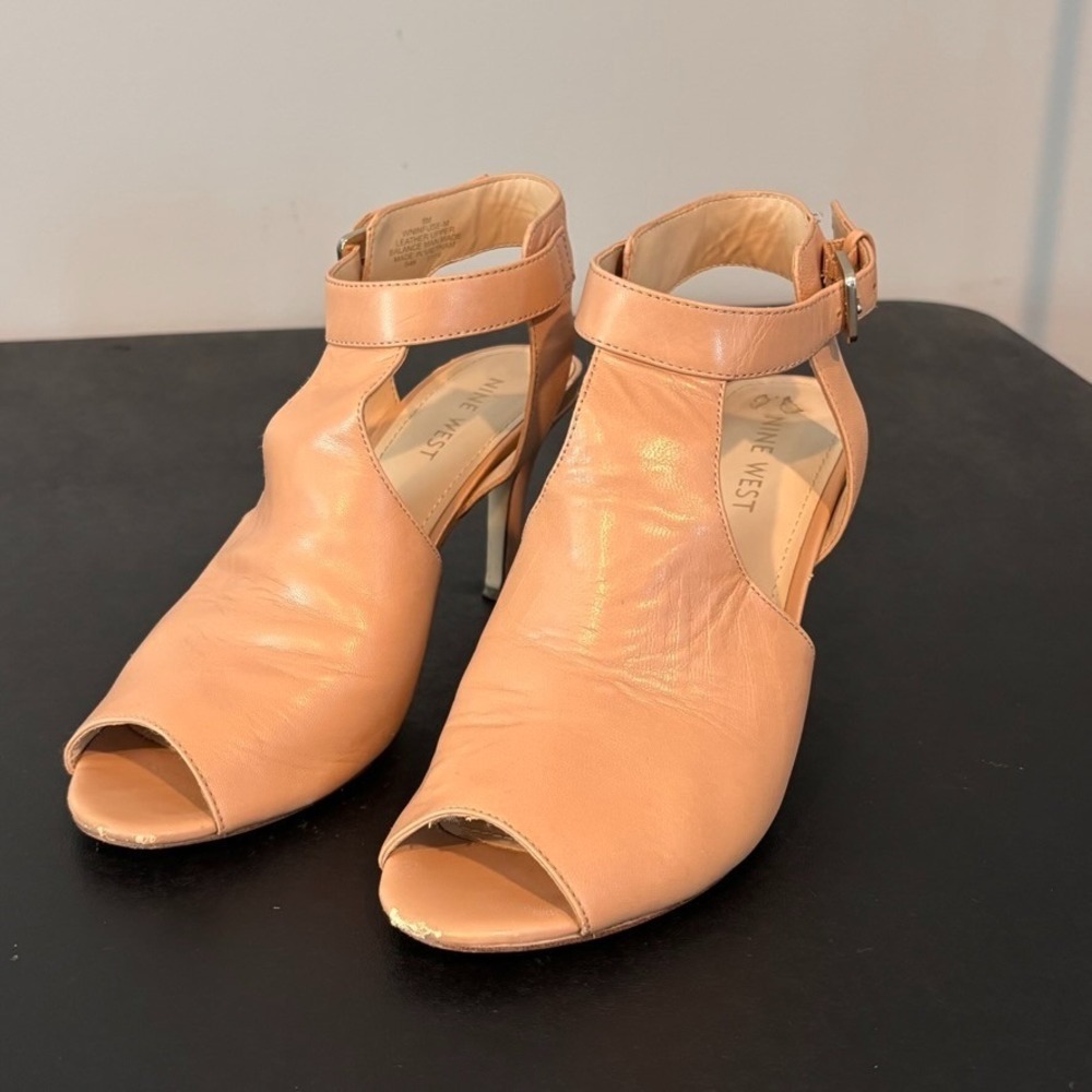 Nine West Taupe Tan high heels pumps Womens size 8M Peep Toe Buckle Wedding